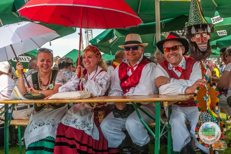 Wesoła grupa Kaszubów i Diabelskie Skrzypki